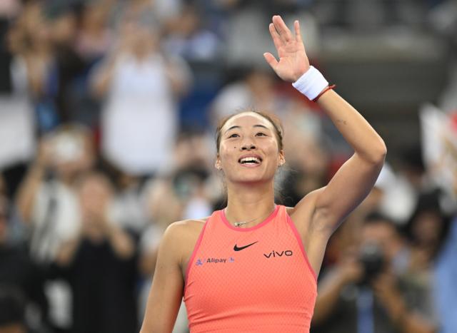 华体会体育hth-郑钦文家门口送蛋逆转“准克星” 赛后致敬纳达尔